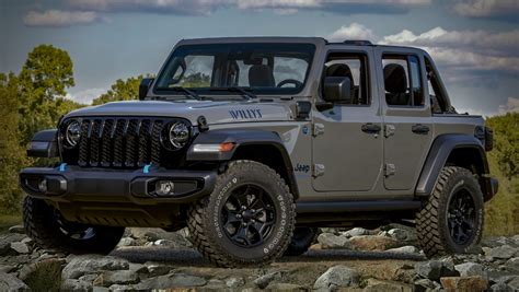 Jeep Wrangler 4xe su terreno accidentato