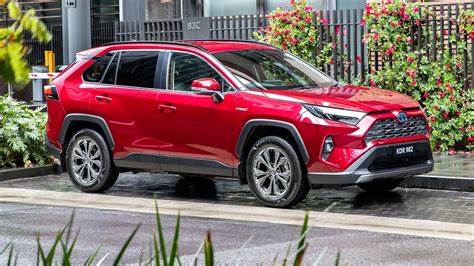 Toyota RAV4 in ambiente naturale