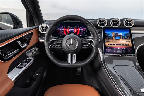 Interni della Mercedes GLC Coupé con doppi schermi digitali