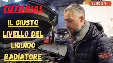 Tecnico che controlla il livello del liquido refrigerante