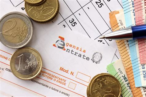 Simboli dell'Agenzia delle Entrate e pratiche burocratiche