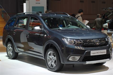 Dacia Logan MCV su strada sterrata con accessori off-road