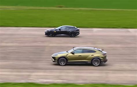 Immagine dinamica di una drag race tra super SUV