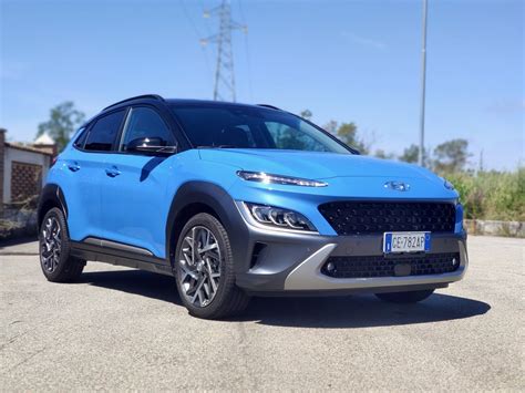 Hyundai Kona Hybrid in strada