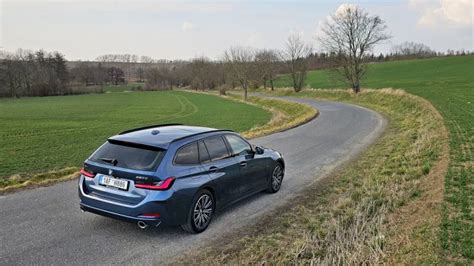 BMW 320d Touring in movimento su strada