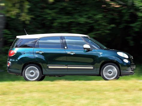Fiat 500L Living parcheggiata in un contesto urbano