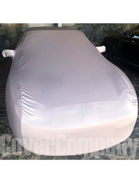 Telo copriauto su misura che evidenzia le forme della Volkswagen Golf 7 GTI