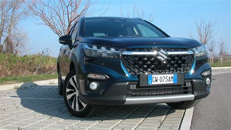 Suzuki S-Cross Hybrid su strada panoramica