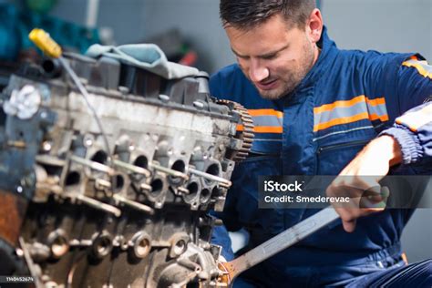 Meccanico automobilistico che installa accessori