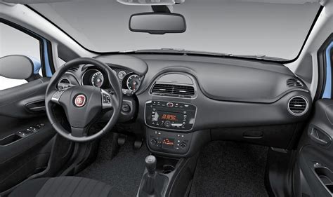 Interno di una Fiat Grande Punto con volante e cruscotto