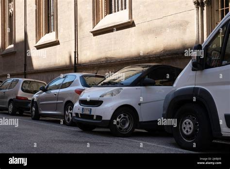 Smart Fortwo parcheggiata in una strada cittadina trafficata