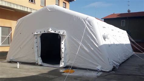 Tenda pneumatica gonfiabile in fase di riparazione