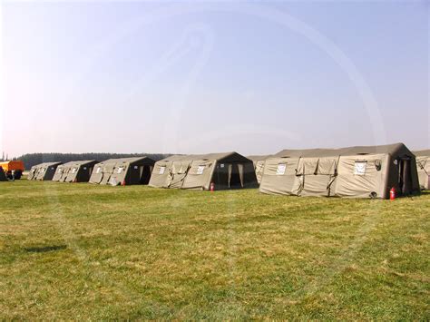 Riparazione di una tenda pneumatica militare in un campo base