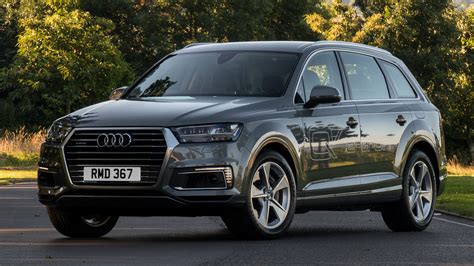 Audi Q7 e-tron quattro in movimento su strada panoramica