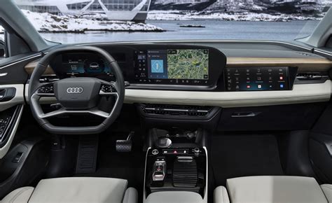 Interni dell'Audi Q7 e-tron con virtual cockpit e display infotainment