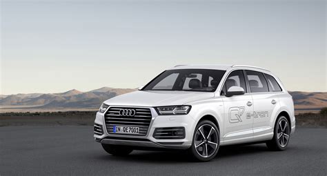 Audi Q7 e-tron in un percorso fuoristrada leggero