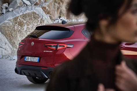 Alfa Romeo Stelvio in corsa su strada alpina