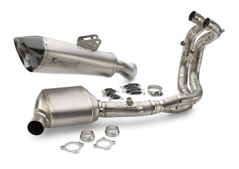Dettaglio del sistema di scarico Akrapovič Evolution Line in titanio con terminale in carbonio