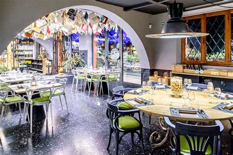 Interno dell'area ristorante e design delle Officine Bocelli a La Sterza