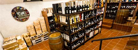 Dettaglio della selezione di vini e prodotti locali esposti all'interno delle Officine