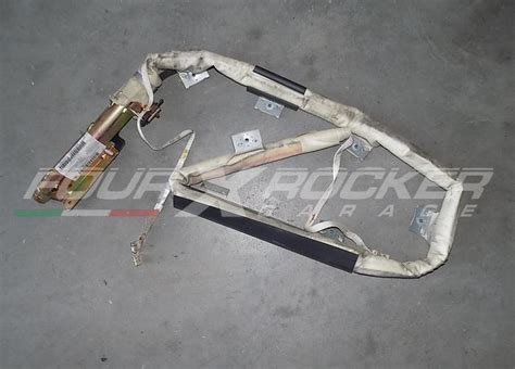Immagine di un airbag laterale smontato