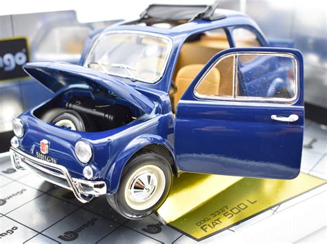 Dettaglio di una Fiat 500L Burago in scala 1:43