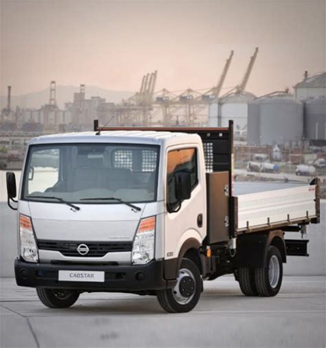 Veicolo commerciale Nissan Cabstar in fase di carico su un cantiere