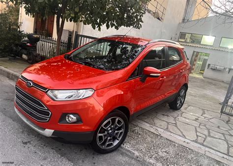 Ford EcoSport rossa in primo piano