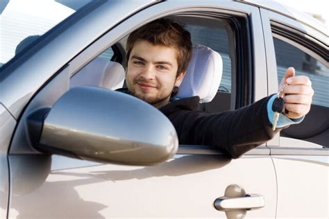 Giovane neopatentato al volante di un SUV