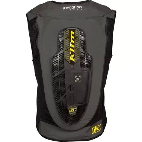 Motociclista con giubbotto airbag
