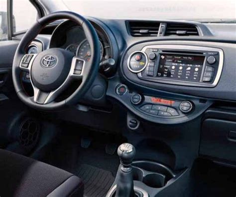 Interni Toyota Yaris II con cruscotto centrale