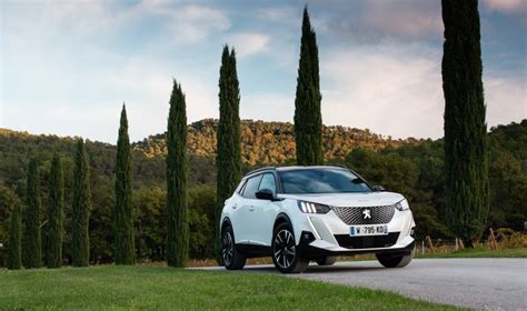 SUV elettrico Peugeot in carica