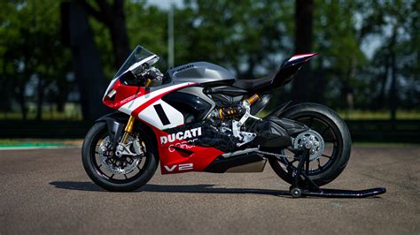 Vista d'insieme della zona anteriore di una Ducati Panigale con l'upgrade estetico installato