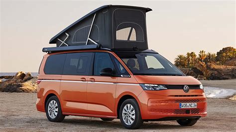 Volkswagen California camper su una strada panoramica