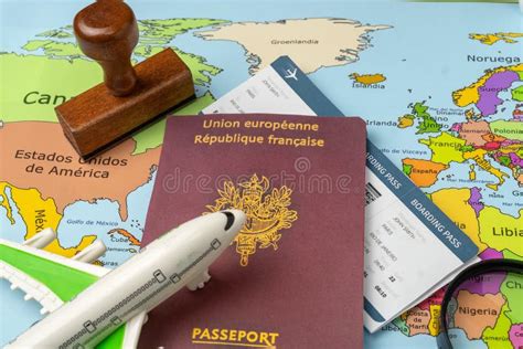 Documenti di viaggio e chiavi su una mappa