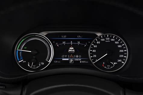 Dettaglio del quadro strumenti digitale della Nissan Juke con indicatore di marcia consigliata