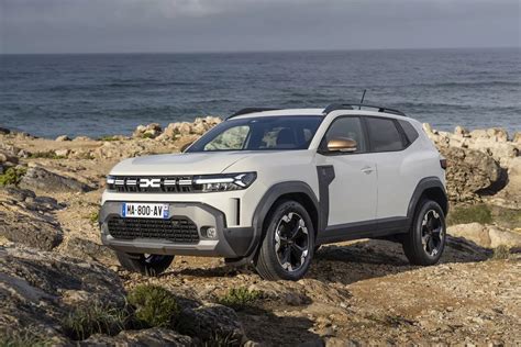 Dacia Duster in diverse generazioni, evidenziando l'evoluzione del design