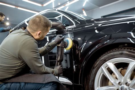 auto nera lucida in carrozzeria