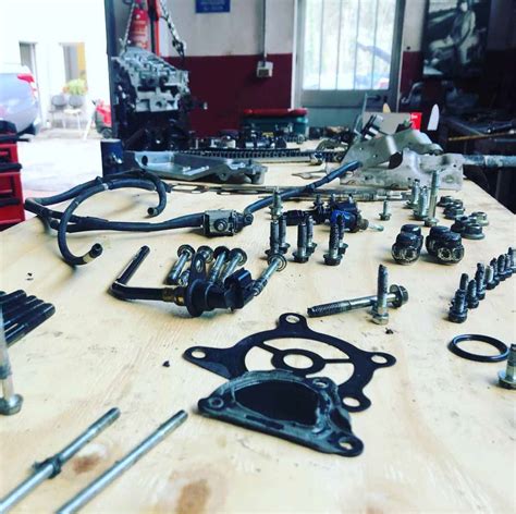 Un'officina specializzata in riparazioni Ferrari