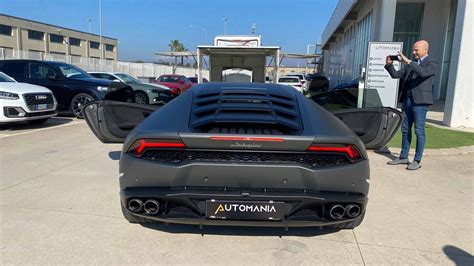 Un camion specializzato per il trasporto di auto di lusso