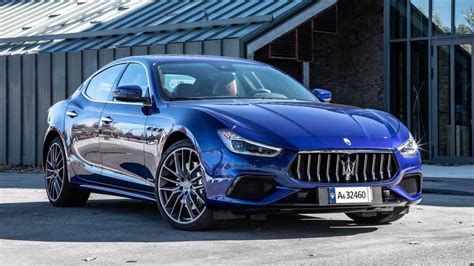 Dettagli esterni della Maserati Ghibli Hybrid con accenti blu