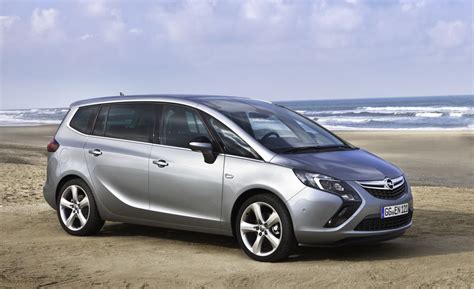 Opel Zafira Tourer 1.6 CDTI in strada