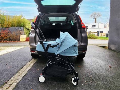 Passeggino piegato nel bagagliaio auto