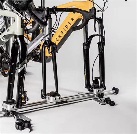 SUV Volvo con diversi tipi di portabici