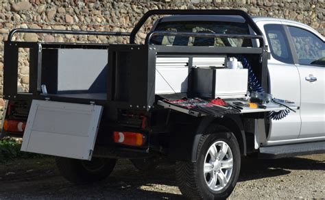 Dettaglio tecnico di un rivestimento per cassone di un pickup applicato da specialisti