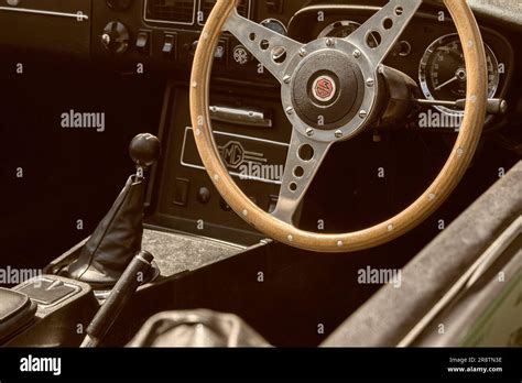 Interni di una sportiva d'epoca con strumentazione analogica