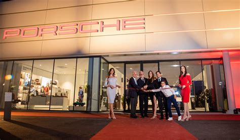 Rendering architettonico di un Centro Porsche con il nuovo concept Destination Porsche