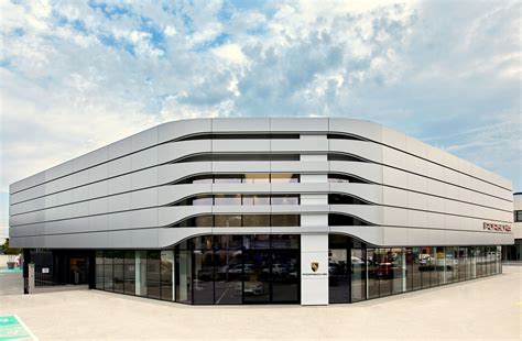 Esterno del Centro Porsche Piacenza con la nuova facciata illuminata di rosso