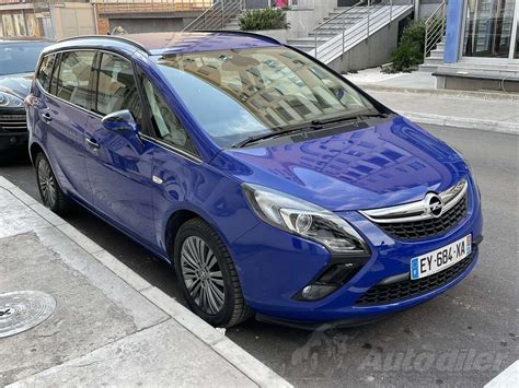 Veduta frontale e laterale della Opel Zafira Tourer con il suo design distintivo