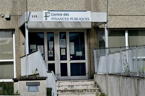 Ufficio dell'ANTS e Centre des impôts in Francia